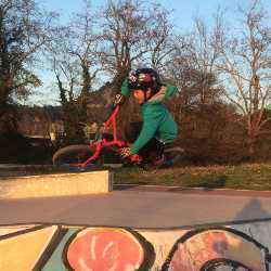 AMBASSADEUR
Jeune rider déjà redoutable par ses années d'expériences en BMX race, dirt, park et pump track ! C'est un passionné qui touche à tout.