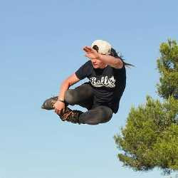 TEAM PRO
Rideuse de roller agressif, elle a son pro-model chez la marque de roue Famus Wheel elle "Fait les choses à fond ou ne les fait pas".