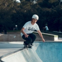 TEAM PRO
Adam ride avec bonne humeur. En Park, bowl ou street, il nous régale par sa fluidité et son aisance technique. L'avenir du roller est dans le game!