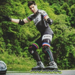 TEAM PRO
Ancien champion du monde de roller de descente, technicien hors-pair il est maintenant coach de plusieurs talents lyonnais.