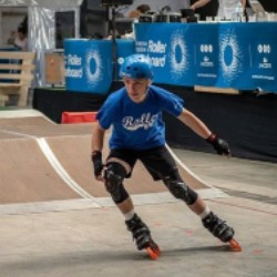 TEAM PRO
Jeune rider Breton et polyvalent que vous pourrez retrouver sur les compétitions de skate-cross, auteur pure et slalom vitesse.